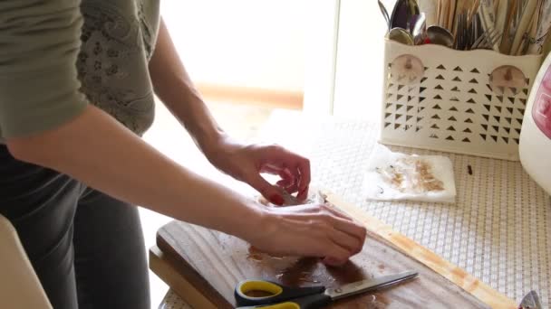 女性はスパゲッティのためのおいしいパスタを調理するためにエビを準備します 健康食品 — ストック動画