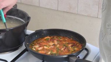 Ev mutfağında deniz ürünleri ile lezzetli spagetti yemek. Görüntü 4k