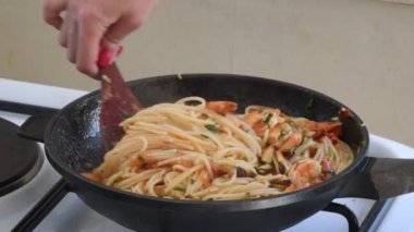 Ev mutfağında deniz ürünleri ile lezzetli spagetti yemek. Görüntü 4k