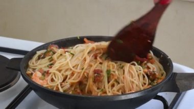 Ev mutfağında deniz ürünleri ile lezzetli spagetti yemek. Görüntü 4k