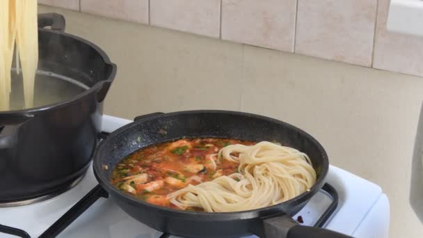 Cocinar Deliciosos Espaguetis Con Mariscos Cocina Casera Imagen — Vídeo de stock