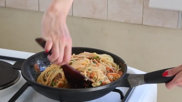 Matlagning Läcker Spaghetti Med Skaldjur Hemmet Köket Bild — Stockvideo