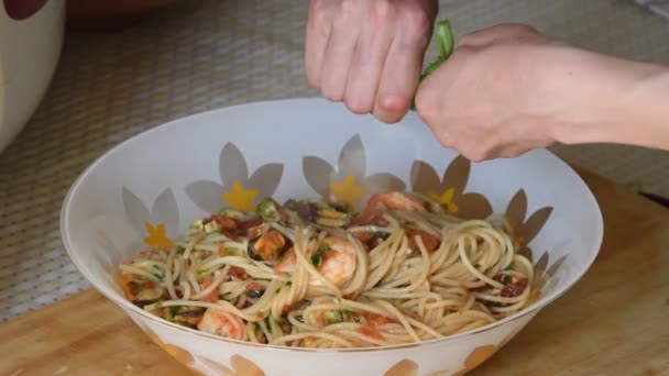 Belo Espaguete Frutos Mar Para Jantar Família Cozinha Caseira — Vídeo de Stock
