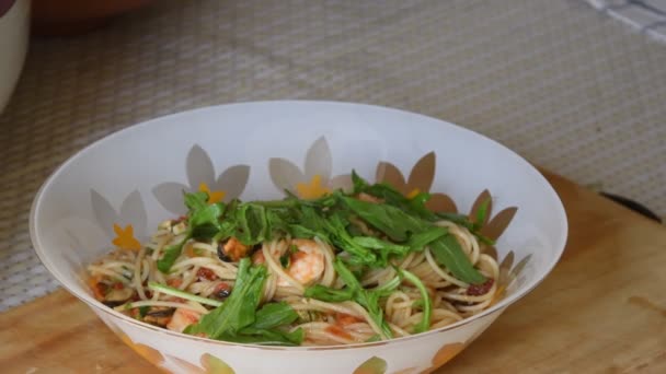 Домашня Кухня Кухар Який Подає Спагеті Макаронами Морепродуктів Своєї Родини — стокове відео