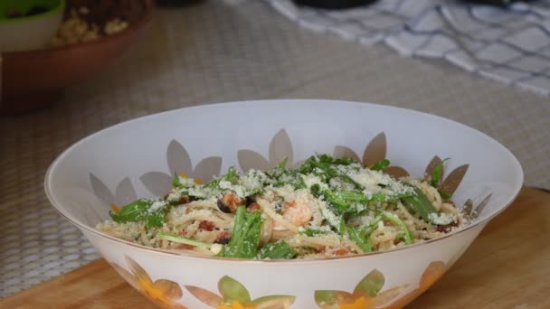 Cocina Casera Cocinero Sirviendo Espaguetis Con Pasta Mariscos Para Familia — Vídeo de stock