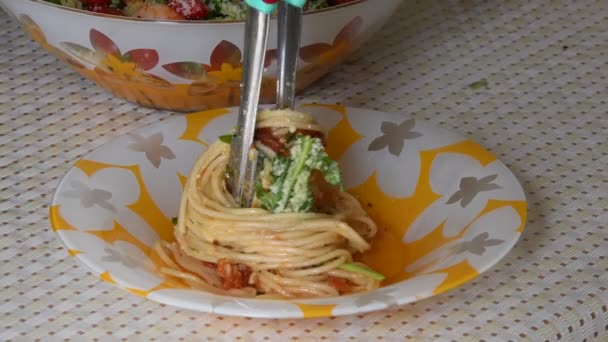 Cocina Casera Cocinero Sirviendo Espaguetis Con Pasta Mariscos Para Familia — Vídeo de stock