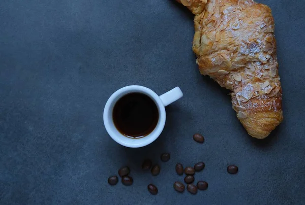 Apetito Croissant Espolvoreado Con Nueces Una Taza Café — Foto de Stock