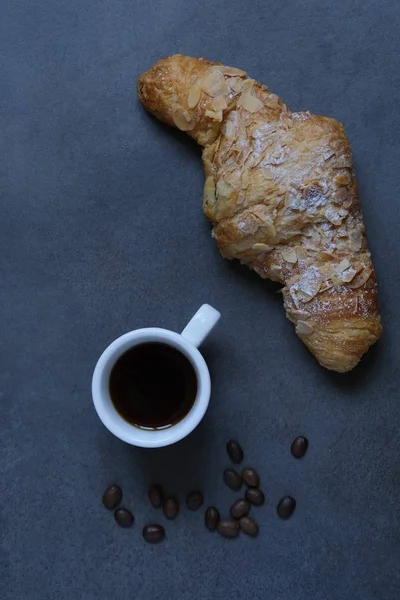 Apetito Croissant Espolvoreado Con Nueces Una Taza Café — Foto de Stock