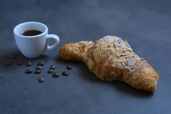 Apetito Croissant Espolvoreado Con Nueces Una Taza Café — Foto de Stock