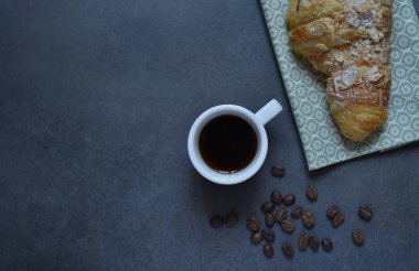 Iştah Kruvasan fındık ve bir fincan kahve serpilir 