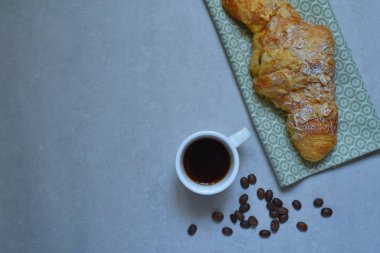 Iştah Kruvasan fındık ve bir fincan kahve serpilir 