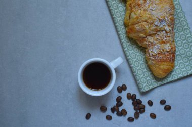 Iştah Kruvasan fındık ve bir fincan kahve serpilir 