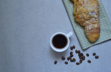 Iştah Kruvasan fındık ve bir fincan kahve serpilir 