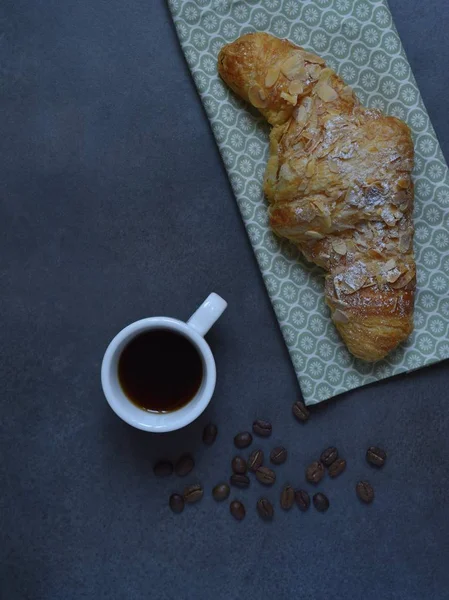 Croissant Appetite Polvilhado Com Nozes Uma Xícara Café — Fotografia de Stock