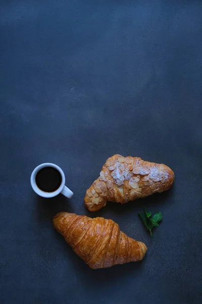 Mooie Koffie Compositie Koffie Stemming Witte Beker Met Koffie Croissants — Stockfoto