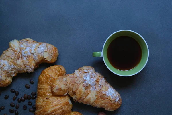 Hermosa Composición Café Taza Café Croissants Sobre Fondo Azul — Foto de Stock