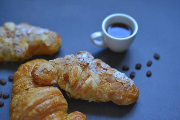 Hermosa Composición Café Taza Café Croissants Sobre Fondo Azul — Foto de Stock