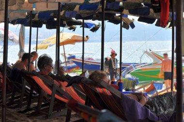 Ebedi yaz. Deniz, orta Pattaya Tayland plaj tatil mutlu turistler 