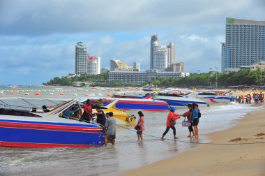Ebedi yaz. Deniz, orta Pattaya Tayland plaj tatil mutlu turistler 