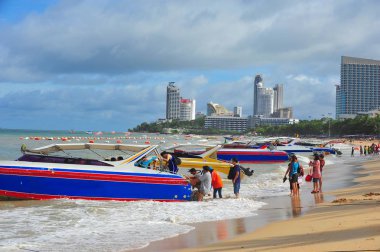Ebedi yaz. Deniz, orta Pattaya Tayland plaj tatil mutlu turistler 