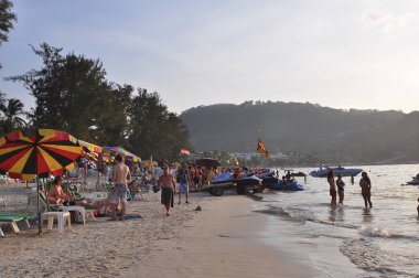 Ebedi yaz. Okyanus tarafından tatilleme mutlu turistler, Phuket Tayland 