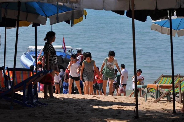 Ebedi yaz. Deniz, orta Pattaya Tayland plaj tatil mutlu turistler 