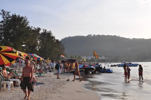 Вечное Лето Счастливые Туристы Отдыхающие Берегу Океана Пхукет Таиланд — стоковое фото