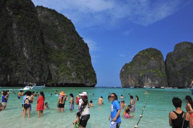 Mutlu turistler, pitoresk Phi-Phi adasının plajında dinlenebilir. Tayland 'ın Krabi eyaleti. Güney Doğu Asya. 
