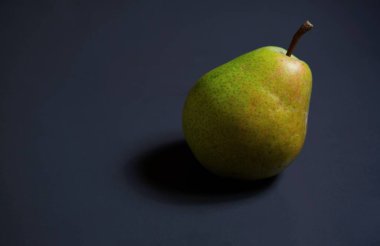 Güzel, taze, organik armut karanlık bir arka plan üzerinde 