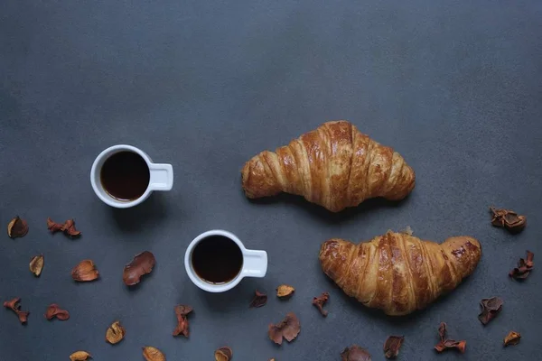 Composición Café Con Una Taza Café Pastelería Hermosa Sobre Fondo —  Fotos de Stock