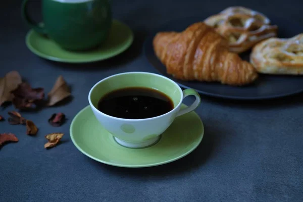 Desayuno Con Café Croissant Tarta Manzana Composición Del Café Sobre —  Fotos de Stock