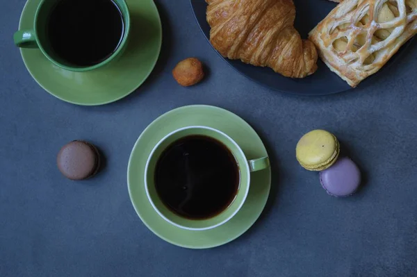 Frühstück Mit Kaffee Croissant Und Apfelkuchen Kaffeekomposition Auf Dunklem Hintergrund — Stockfoto