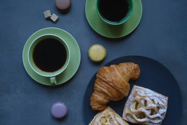 Morgenmad Med Kaffe Croissant Æbletærte Kaffe Sammensætning Mørk Baggrund - Stock-foto