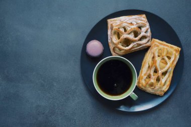 Koyu arkaplanda kahve fincanı ve elmalı turta, klasik retro tonlu..