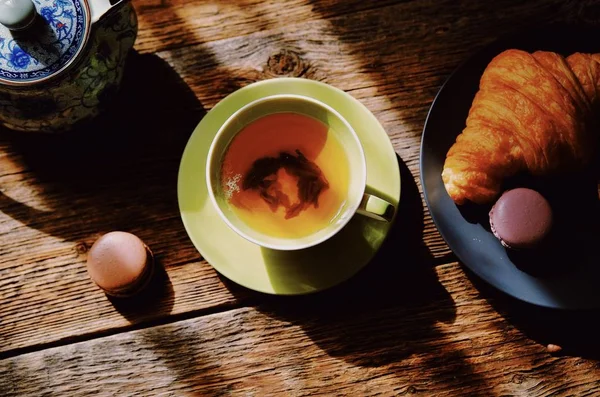 Tea Composition Cup Tea Croissant Macaroons Wooden Table Background Art — ストック写真