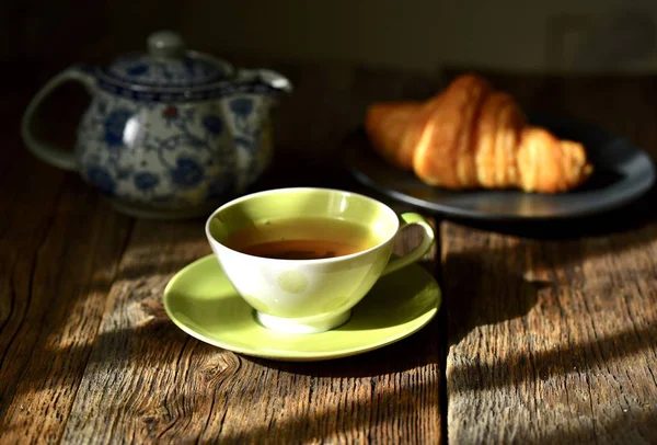 Composição Chá Uma Xícara Chá Croissant Macaroons Fundo Mesa Madeira — Fotografia de Stock