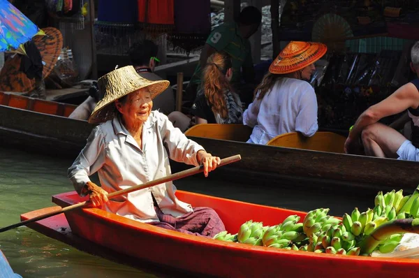 Damnoen Saduak Mercado Flotante Tailandia Octubre 2008 Una Anciana Vende —  Fotos de Stock