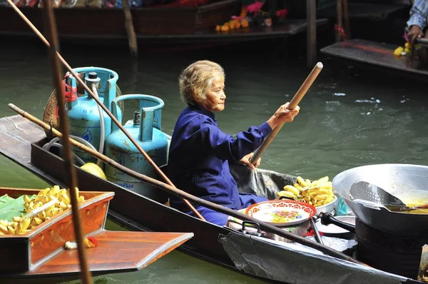 Damnoen Saduak Floating Market Thailand Οκτωβρίου 2008 Μια Ηλικιωμένη Ταϊλανδέζα — Φωτογραφία Αρχείου