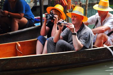 Damnoen Saduak Yüzen Pazarı, Tayland - 7 Ekim 2008: Turistler popüler turistik bölgede kayıkla gezmeye giderler 