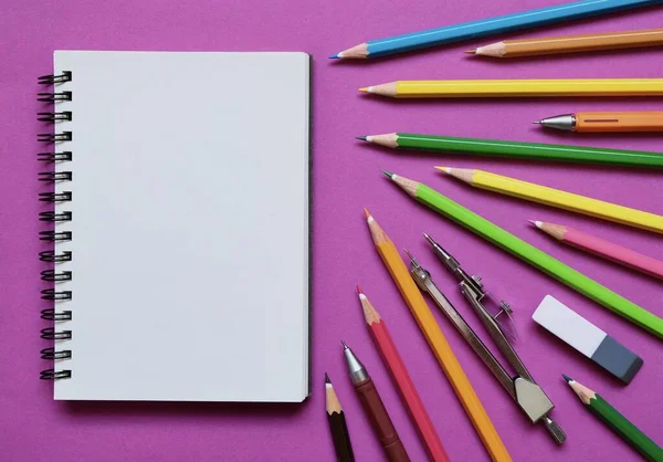 Composição Plana Artigos Papelaria Escola Fundo Colorido Vista Cima — Fotografia de Stock