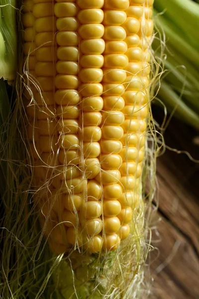 Gelber Frischer Köstlicher Mais Auf Dem Hintergrund Eines Alten Holztisches — Stockfoto