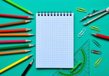 Renkli bir arka planda okul kırtasiyesinin düz kompozisyonu. Yukarıdan görünüşü.