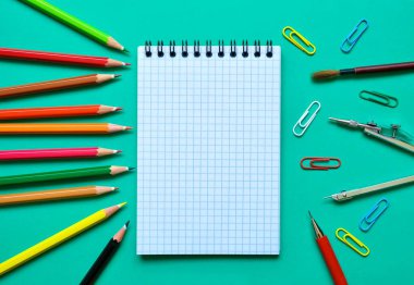 Renkli bir arka planda okul kırtasiyesinin düz kompozisyonu. Yukarıdan görünüşü.