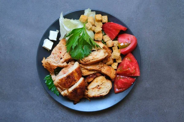 Pedaços Frango Assado Com Tomate Queijo Biscoitos Ervas Fundo Cinza — Fotografia de Stock