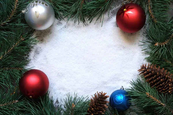 Composição Natal Elegantemente Embrulhado Presente Natal Fundo Ramos Árvore Natal — Fotografia de Stock