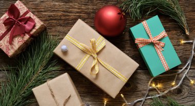 Noel hediyeleri, dekorasyonlar ve tahta bir arka planda Noel ağacı dalları. Noel kompozisyonu.