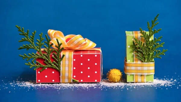Рождественские Красочные Подарки Голубом Фоне Рождество Христово Стоковое Изображение