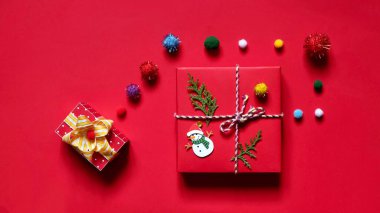 Noel kompozisyonu. Kırmızı arka planda Noel hediyeleri ve oyuncaklar.