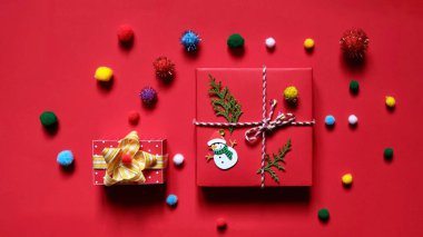 Noel kompozisyonu. Kırmızı arka planda Noel hediyeleri ve oyuncaklar.