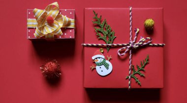 Noel kompozisyonu. Kırmızı arka planda Noel hediyeleri ve oyuncaklar.